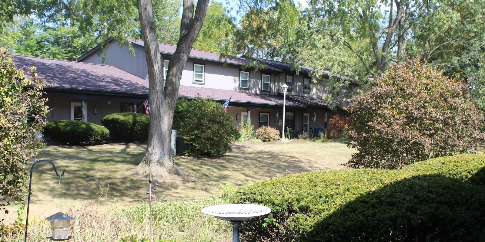 amherst-meadow-apartments-shaded-landscaping-04-1600w Tree shaded and well-maintained landscaping between apartment units