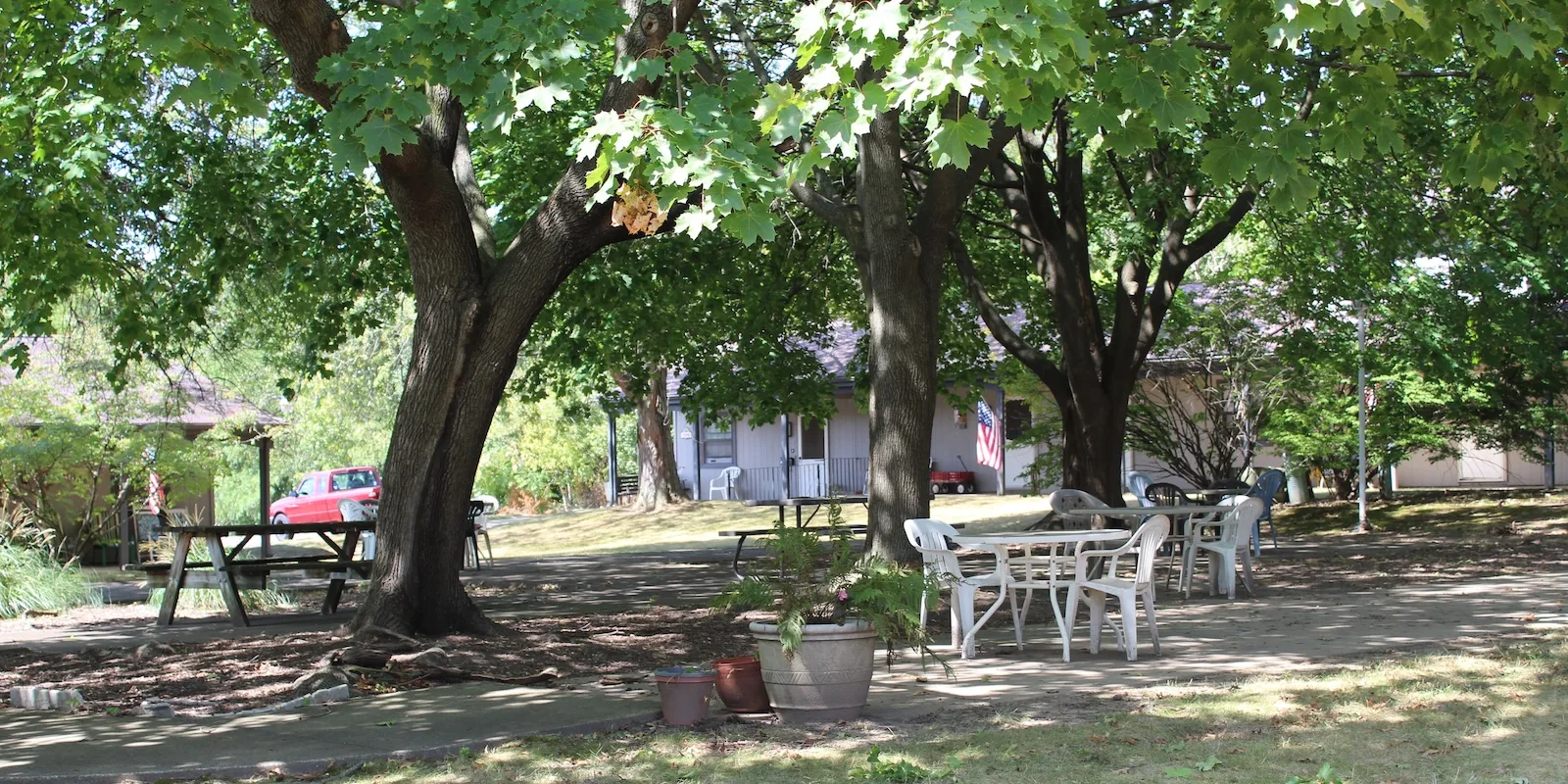 amherst-meadow-apartments-shaded-picnic-area-1600w Shady picnic area for outdoor enjoyment